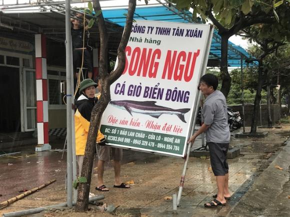 Ảnh: Người dân hối hả chằng nhà, tháo mái tôn hàng loạt để tránh bão - Ảnh 13. Ảnh: Người dân hối hả chằng nhà, tháo mái tôn hàng loạt để tránh bão - Ảnh 13.