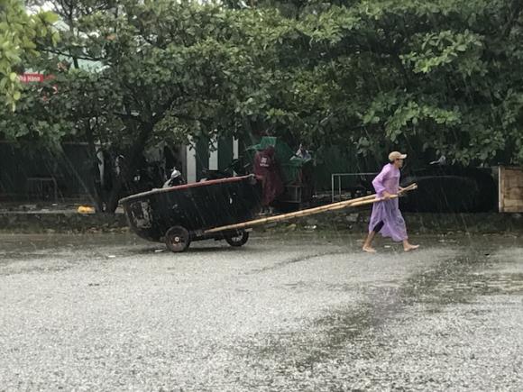 Ảnh: Người dân hối hả chằng nhà, tháo mái tôn hàng loạt để tránh bão - Ảnh 5. Ảnh: Người dân hối hả chằng nhà, tháo mái tôn hàng loạt để tránh bão - Ảnh 5.