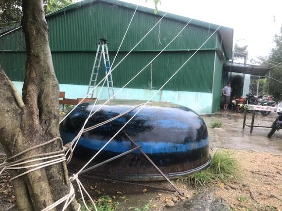 Ảnh: Người dân hối hả chằng nhà, tháo mái tôn hàng loạt để tránh bão - Ảnh 10. Ảnh: Người dân hối hả chằng nhà, tháo mái tôn hàng loạt để tránh bão - Ảnh 10.