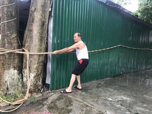 Ảnh: Người dân hối hả chằng nhà, tháo mái tôn hàng loạt để tránh bão - Ảnh 11. Ảnh: Người dân hối hả chằng nhà, tháo mái tôn hàng loạt để tránh bão - Ảnh 11.