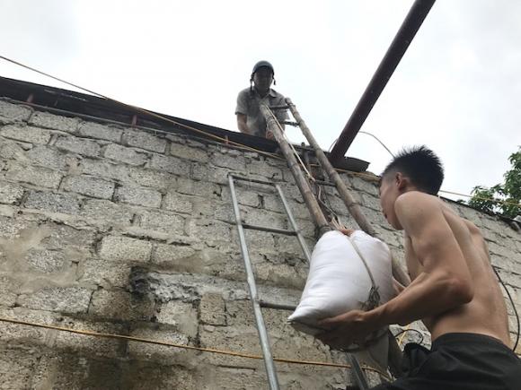 Ảnh: Người dân hối hả chằng nhà, tháo mái tôn hàng loạt để tránh bão - Ảnh 3. Ảnh: Người dân hối hả chằng nhà, tháo mái tôn hàng loạt để tránh bão - Ảnh 3.