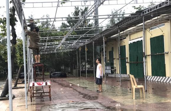 Ảnh: Người dân hối hả chằng nhà, tháo mái tôn hàng loạt để tránh bão - Ảnh 12. Ảnh: Người dân hối hả chằng nhà, tháo mái tôn hàng loạt để tránh bão - Ảnh 12.