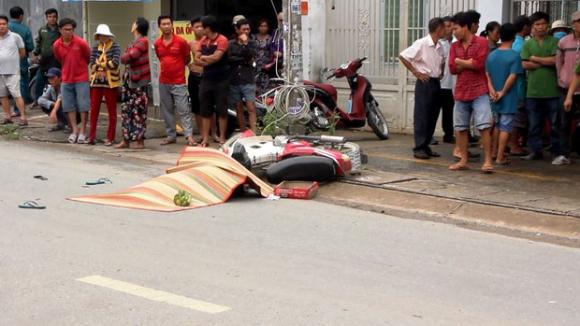 TP. HCM: Cô gái trẻ tử vong thương tâm dưới bánh xe tải - Ảnh 2. TP. HCM: Cô gái trẻ tử vong thương tâm dưới bánh xe tải - Ảnh 2.