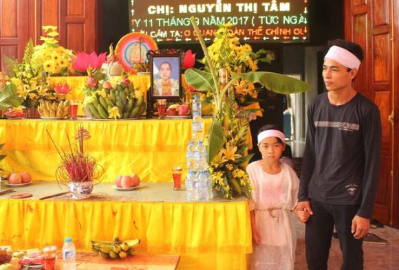 Bố con anh Hùng lặng người bên bàn thờ của vợ. Ảnh: Đức Tùy.