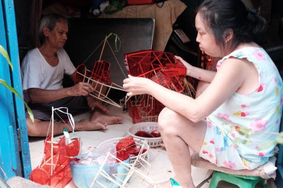 Xóm lồng đèn xưa nhất Sài Gòn vào mùa, bán hàng ngàn chiếc cho khách dịp Trung thu - Ảnh 11. Xóm lồng đèn xưa nhất Sài Gòn vào mùa, bán hàng ngàn chiếc cho khách dịp Trung thu - Ảnh 11.