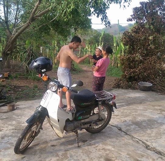 Cô nàng lấy chồng xa, cứ vài tháng chồng lại mua vé bay 1.500km về nhà, chồng quý bố mẹ vợ như vàng - Ảnh 3. Cô nàng lấy chồng xa, cứ vài tháng chồng lại mua vé bay 1.500km về nhà, chồng quý bố mẹ vợ như vàng - Ảnh 3.
