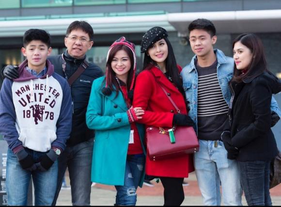 Trẻ xinh như gái đôi mươi, ai mà ngờ người phụ nữ này đã 50 tuổi, ngồi cạnh con mà cứ ngỡ bạn trai - Ảnh 21. Trẻ xinh như gái đôi mươi, ai mà ngờ người phụ nữ này đã 50 tuổi, ngồi cạnh con mà cứ ngỡ bạn trai - Ảnh 21.