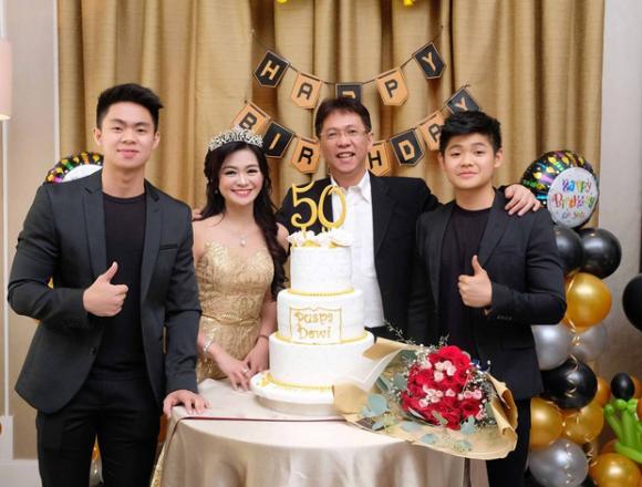 Trẻ xinh như gái đôi mươi, ai mà ngờ người phụ nữ này đã 50 tuổi, ngồi cạnh con mà cứ ngỡ bạn trai - Ảnh 9. Trẻ xinh như gái đôi mươi, ai mà ngờ người phụ nữ này đã 50 tuổi, ngồi cạnh con mà cứ ngỡ bạn trai - Ảnh 9.