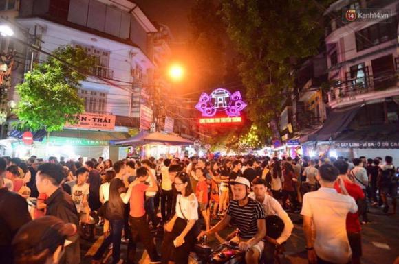 Chùm ảnh: Cảnh tượng đông đúc đến nghẹt thở tại Hà Nội và Sài Gòn trước thềm Trung thu - Ảnh 2. Chùm ảnh: Cảnh tượng đông đúc đến nghẹt thở tại Hà Nội và Sài Gòn trước thềm Trung thu - Ảnh 2.