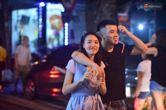 Chùm ảnh: Cảnh tượng đông đúc đến nghẹt thở tại Hà Nội và Sài Gòn trước thềm Trung thu - Ảnh 11. Chùm ảnh: Cảnh tượng đông đúc đến nghẹt thở tại Hà Nội và Sài Gòn trước thềm Trung thu - Ảnh 11.