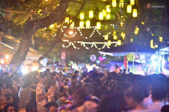 Chùm ảnh: Cảnh tượng đông đúc đến nghẹt thở tại Hà Nội và Sài Gòn trước thềm Trung thu - Ảnh 3. Chùm ảnh: Cảnh tượng đông đúc đến nghẹt thở tại Hà Nội và Sài Gòn trước thềm Trung thu - Ảnh 3.