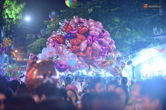 Chùm ảnh: Cảnh tượng đông đúc đến nghẹt thở tại Hà Nội và Sài Gòn trước thềm Trung thu - Ảnh 7. Chùm ảnh: Cảnh tượng đông đúc đến nghẹt thở tại Hà Nội và Sài Gòn trước thềm Trung thu - Ảnh 7.