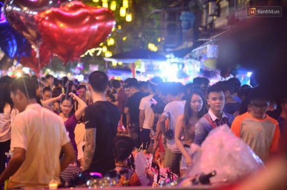 Chùm ảnh: Cảnh tượng đông đúc đến nghẹt thở tại Hà Nội và Sài Gòn trước thềm Trung thu - Ảnh 6. Chùm ảnh: Cảnh tượng đông đúc đến nghẹt thở tại Hà Nội và Sài Gòn trước thềm Trung thu - Ảnh 6.