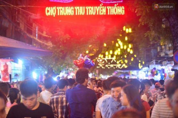 Chùm ảnh: Cảnh tượng đông đúc đến nghẹt thở tại Hà Nội và Sài Gòn trước thềm Trung thu - Ảnh 1. Chùm ảnh: Cảnh tượng đông đúc đến nghẹt thở tại Hà Nội và Sài Gòn trước thềm Trung thu - Ảnh 1.