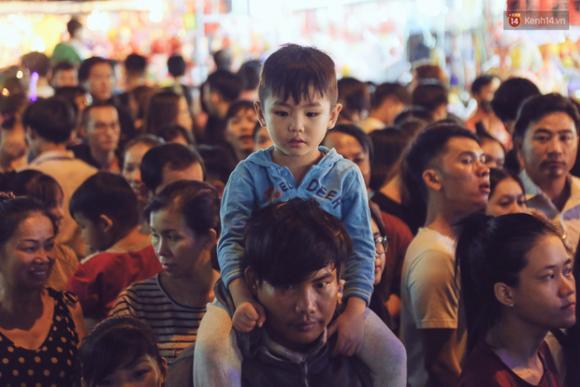 Chùm ảnh: Cảnh tượng đông đúc đến nghẹt thở tại Hà Nội và Sài Gòn trước thềm Trung thu - Ảnh 20. Chùm ảnh: Cảnh tượng đông đúc đến nghẹt thở tại Hà Nội và Sài Gòn trước thềm Trung thu - Ảnh 20.