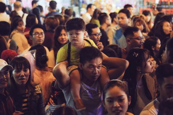 Chùm ảnh: Cảnh tượng đông đúc đến nghẹt thở tại Hà Nội và Sài Gòn trước thềm Trung thu - Ảnh 21. Chùm ảnh: Cảnh tượng đông đúc đến nghẹt thở tại Hà Nội và Sài Gòn trước thềm Trung thu - Ảnh 21.