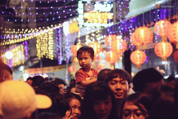 Chùm ảnh: Cảnh tượng đông đúc đến nghẹt thở tại Hà Nội và Sài Gòn trước thềm Trung thu - Ảnh 19. Chùm ảnh: Cảnh tượng đông đúc đến nghẹt thở tại Hà Nội và Sài Gòn trước thềm Trung thu - Ảnh 19.