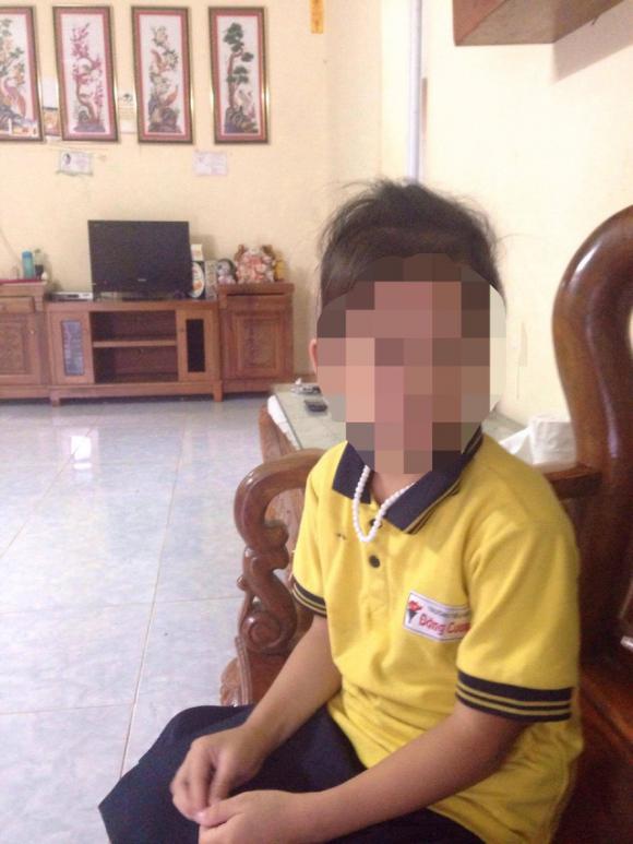 Cháu L. đang được điều trị tâm lý theo đơn thuốc của bác sĩ. Ảnh: K.Hòa