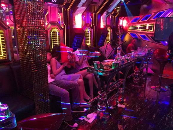 Cảnh sát đột kích nhà hàng ở Sài Gòn phát hiện gần 100 nam nữ phê ma túy đang thác loạn - Ảnh 1. Cảnh sát đột kích nhà hàng ở Sài Gòn phát hiện gần 100 nam nữ phê ma túy đang thác loạn - Ảnh 1.