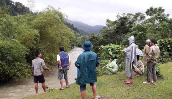 Đã tìm thấy thi thể người đàn ông tàn tật bị nước lũ cuốn trôi khi đi qua khe suối để về nhà - Ảnh 1. Đã tìm thấy thi thể người đàn ông tàn tật bị nước lũ cuốn trôi khi đi qua khe suối để về nhà - Ảnh 1.