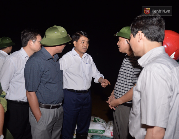 Chùm ảnh: Người dân sơ tán tài sản, vật nuôi trong đêm do nước tràn bờ tại Chương Mỹ, Hà Nội - Ảnh 14. Chùm ảnh: Người dân sơ tán tài sản, vật nuôi trong đêm do nước tràn bờ tại Chương Mỹ, Hà Nội - Ảnh 14.