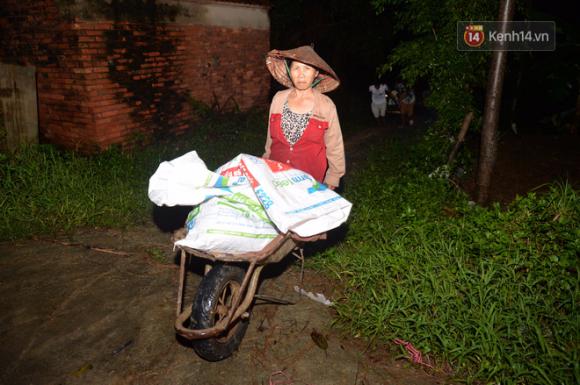 Chùm ảnh: Người dân sơ tán tài sản, vật nuôi trong đêm do nước tràn bờ tại Chương Mỹ, Hà Nội - Ảnh 5. Chùm ảnh: Người dân sơ tán tài sản, vật nuôi trong đêm do nước tràn bờ tại Chương Mỹ, Hà Nội - Ảnh 5.