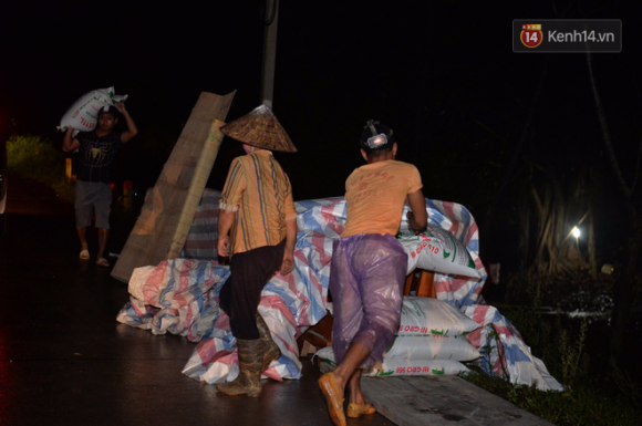 Chùm ảnh: Người dân sơ tán tài sản, vật nuôi trong đêm do nước tràn bờ tại Chương Mỹ, Hà Nội - Ảnh 3. Chùm ảnh: Người dân sơ tán tài sản, vật nuôi trong đêm do nước tràn bờ tại Chương Mỹ, Hà Nội - Ảnh 3.