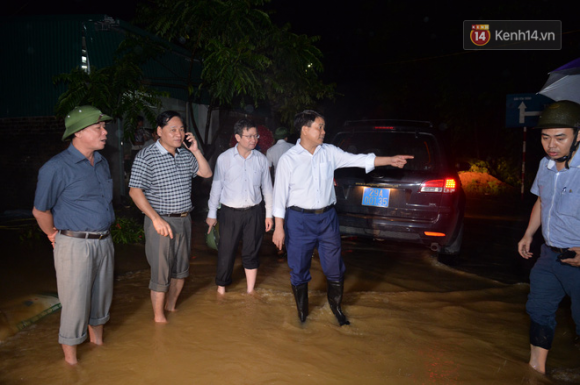 Chùm ảnh: Người dân sơ tán tài sản, vật nuôi trong đêm do nước tràn bờ tại Chương Mỹ, Hà Nội - Ảnh 15. Chùm ảnh: Người dân sơ tán tài sản, vật nuôi trong đêm do nước tràn bờ tại Chương Mỹ, Hà Nội - Ảnh 15.