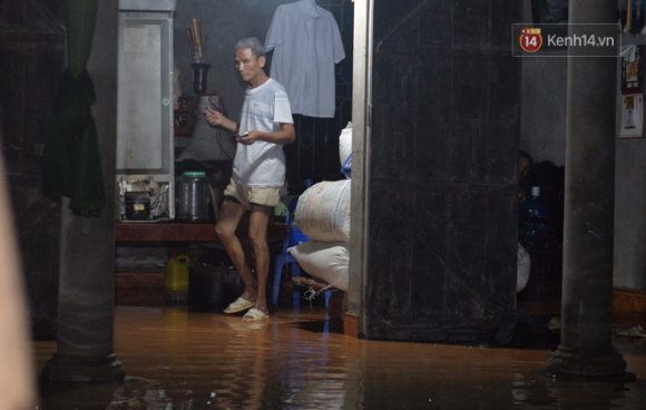 Chùm ảnh: Người dân sơ tán tài sản, vật nuôi trong đêm do nước tràn bờ tại Chương Mỹ, Hà Nội - Ảnh 2. Chùm ảnh: Người dân sơ tán tài sản, vật nuôi trong đêm do nước tràn bờ tại Chương Mỹ, Hà Nội - Ảnh 2.