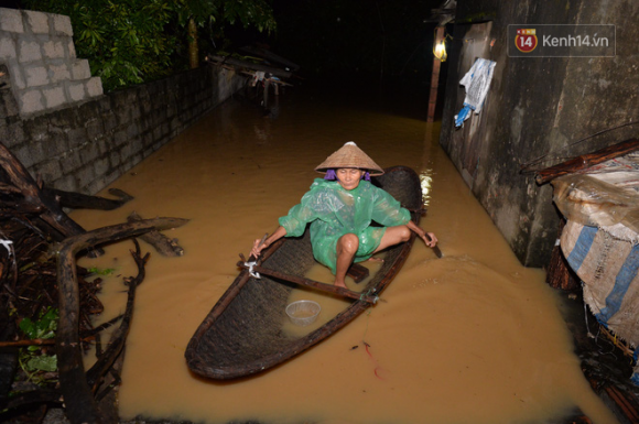 Chùm ảnh: Người dân sơ tán tài sản, vật nuôi trong đêm do nước tràn bờ tại Chương Mỹ, Hà Nội - Ảnh 7. Chùm ảnh: Người dân sơ tán tài sản, vật nuôi trong đêm do nước tràn bờ tại Chương Mỹ, Hà Nội - Ảnh 7.