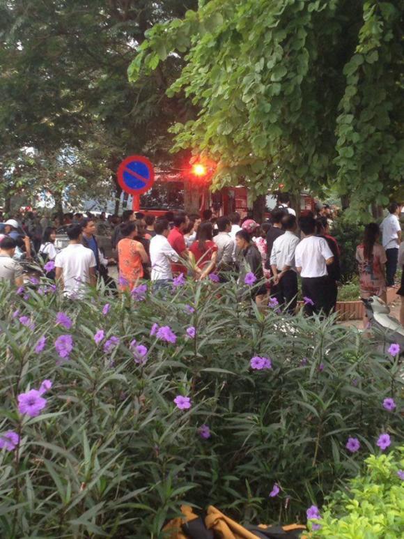 Hà Nội: Cháy lớn tại chung cư khu đô thị Văn Quán sau hai tiếng nổ lớn - Ảnh 2. Hà Nội: Cháy lớn tại chung cư khu đô thị Văn Quán sau hai tiếng nổ lớn - Ảnh 2.