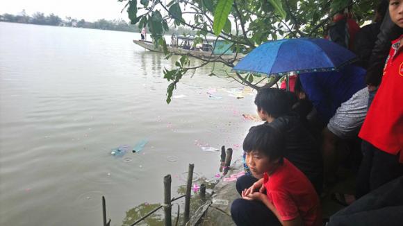 Hang chuc nguoi lung suc bo song tim be gai 4 tuoi nghi bi duoi nuoc hinh anh 1