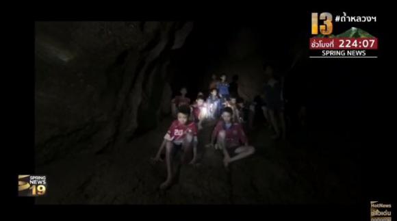 Những hình ảnh mới nhất về đội bóng Thái Lan mất tích trong hang động trên sóng truyền hình - Ảnh 6. Những hình ảnh mới nhất về đội bóng Thái Lan mất tích trong hang động trên sóng truyền hình - Ảnh 6.