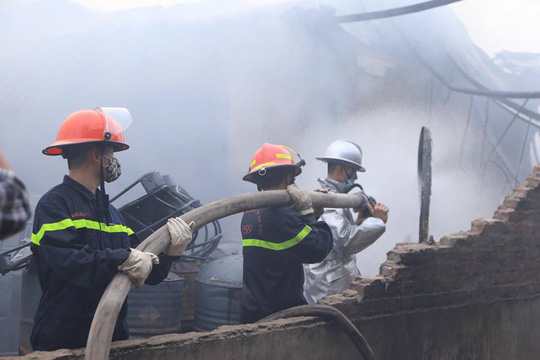 Cháy xưởng sơn, khói lửa mù mịt khiến đại lộ Thăng Long tê liệt - Ảnh 4. Cháy xưởng sơn, khói lửa mù mịt khiến đại lộ Thăng Long tê liệt - Ảnh 4.