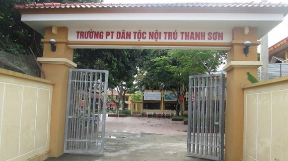 Hiệu trưởng bị tố lạm dụng tình dục hàng chục nam sinh ở Phú Thọ được cho tại ngoại - Ảnh 2.
