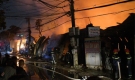 Cháy lớn tại dãy xưởng tạm, lực lượng PCCC & CNCH Hà Nội căng mình dập lửa trong giá lạnh