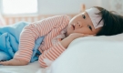 Trẻ mắc viêm phổi, viêm phế quản, ba mẹ có nên cho bé nằm điều hòa hay không?