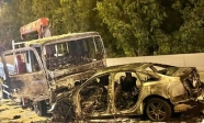 TP.HCM: Ô tô 4 chỗ tông trực diện xe tải cẩu rồi bốc cháy, 2 người tử vong