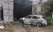 Hà Nội: Cháy kho xưởng ở quận Hoàng Mai khiến 1 người bị thương, 1 chiếc ô tô bị thiêu rụi