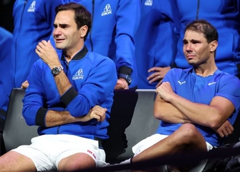 Federer thua trận cuối sự nghiệp khi đánh cặp cùng Nadal, bật khóc chào tạm biệt