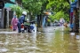 Người dân thành phố Huế 'chật vật' trong cơn mưa lớn đầu tuần