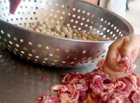 Thịt bò viên được làm từ chất phụ gia và mỡ vụn