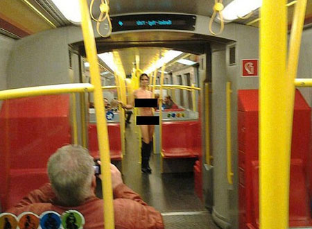 Bức ảnh cô gái thản nhiên nude trên tàu được lan truyền trên mạng.