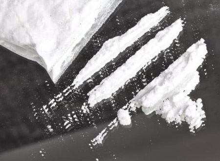 Bắt người nước ngoài giấu 2kg cocain trong album ảnh