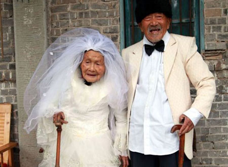 Cụ ông Conghan (101 tuổi) và cụ bà Sognshi (103 tuổi) chống gậy chụp ảnh cưới.