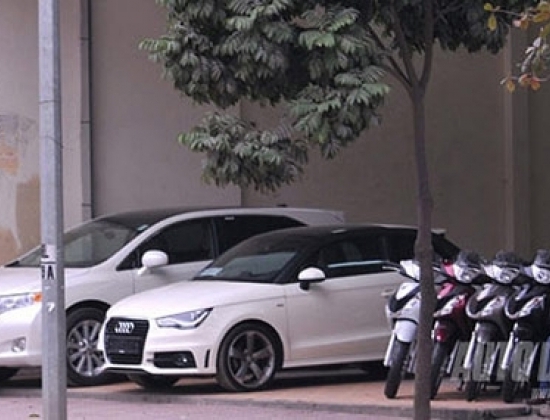 Xe ế, showroom ô tô chuyển bán… bia hơi, bánh ngọt