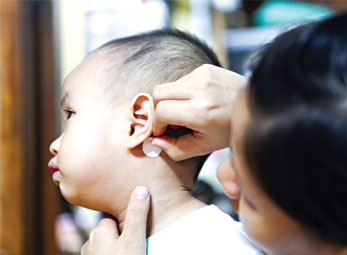 Thận trọng với miếng dán chống say tàu xe