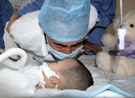 Câu chuyện đầy nước mắt về cô bé 2 tuổi hiến tạng