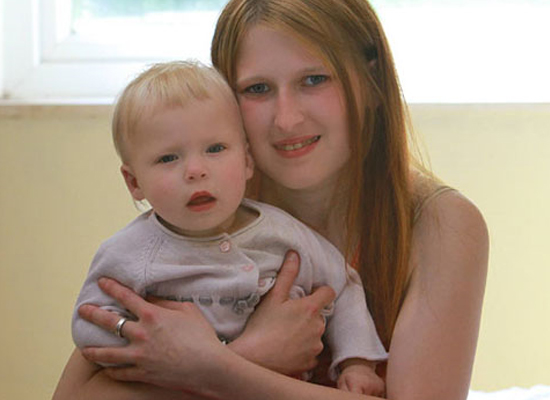 Emma Mynors và cô con gái Amy mà cô sinh hạ khi đang hôn mê. (Ảnh: The Sun)