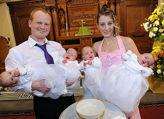 Vợ chồng Charlene Medlicott và Mark Connaughton cùng 4 bé gái tại lễ rửa tội. (Ảnh: Caters News Agency)